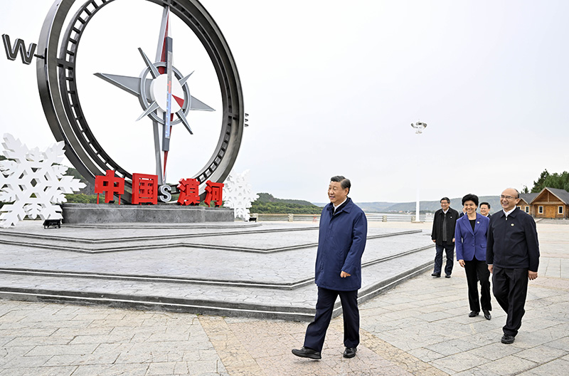 9月6日至8日，中共中央总书记、国度主席、中央军委主席习近平在黑龙江调查。这是6日下午，习近平在大兴安岭地域漠河市北极村调查。