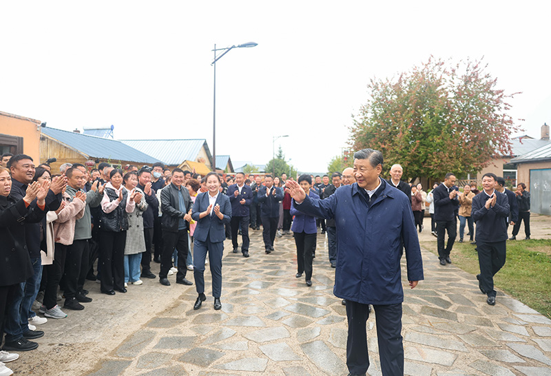 9月6日至8日，中共中央总书记、国度主席、中央军委主席习近平在黑龙江调查。这是6日下午，习近平在大兴安岭地域漠河市北极村调查时，向本地人民挥手致意。
