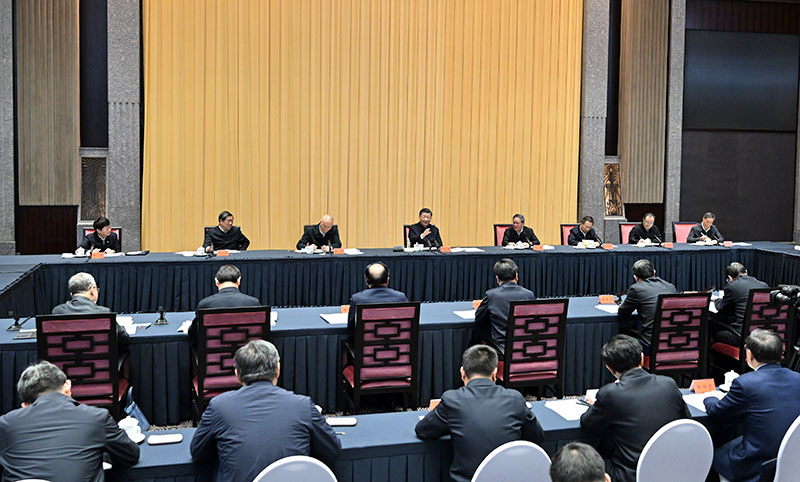 11月30日上午，中共中央总书记、国度主席、中央军委主席习近平在上海主持召开深刻推动长三角一体化发展座谈会并颁发沉要讲话。