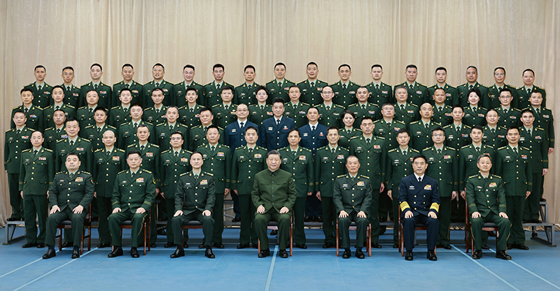 11月29日，中共中央总书记、国度主席、中央军委主席习近平到武警海警总队东海海区指挥部视察。这是习近平亲切接见东海海区指挥部有关同道，同各人合影留想。