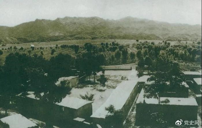 1948年5月，中共中央和人民解放军总部由陕北迁到河北平山县西柏坡。图为中央辅导人办公处所俯瞰。